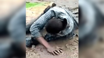 Pai é espancado pelos filhos muçulmanos após se tornar cristão em Uganda